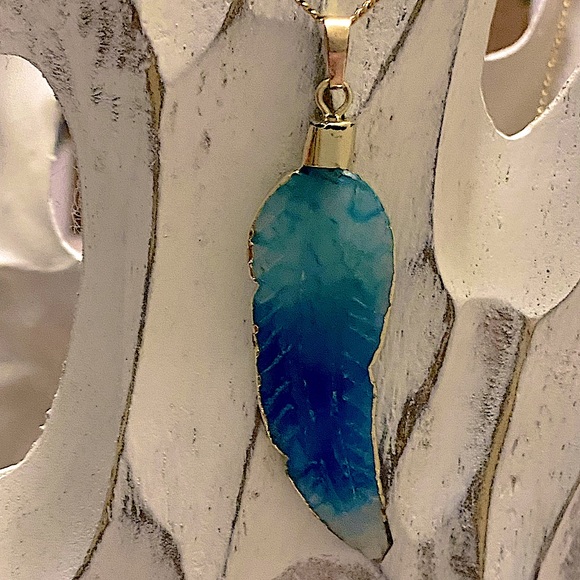 14kt ygp BNIB Blue Ombré Feather Geode Pendant On Necklace - Picture 6 of 14